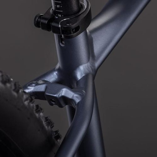 Detaljbild av en grå MTB 29 Cube Reaction SLX med Shimano XT.
