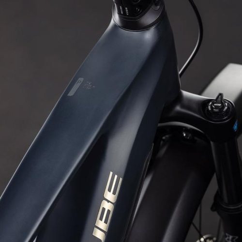 Close-up av en svart el-MTB Cube Reaction Hybrid Pro 800 FE framgaffel och ram.