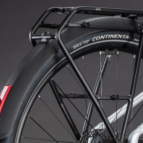 Bakre hjul på en Cube Supreme Hybrid Comfort ONE elcykel med pakethållare och skärm.