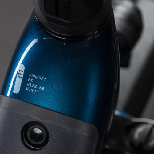 Detalj av en blå Cube Supreme RT Hybrid Comfort elcykel med storlek 50.