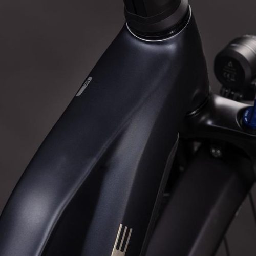 Del av svart elcykel med texten Touring Hybrid ONE 600 och framgaffel med blå detaljer.