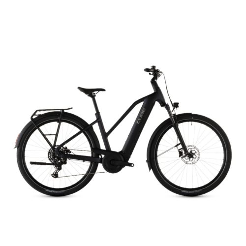 Svart Cube Touring Hybrid ONE 600 elcykel med pakethållare och skärmar.