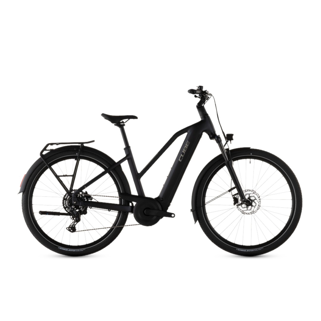 Cube Touring Hybrid ONE 600 coal´n´chromeCube Touring Hybrid ONE 600 coal´n´chrome Svart Cube Touring Hybrid ONE 600 elcykel med pakethållare och skärmar.