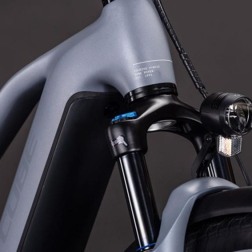 Grå Cube Touring Hybrid Pro 800 elcykel med framgaffel, lampa och däck.