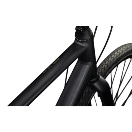Närbild av Hybridcykel Cube Nulane Comfort EXC:s mattsvarta ram, som framhäver överröret, styrröret och framhjulet med texturerat däck. Cykelkablarna är synliga nära styret. Hybridcykel med Remdrift, 9 växlar.