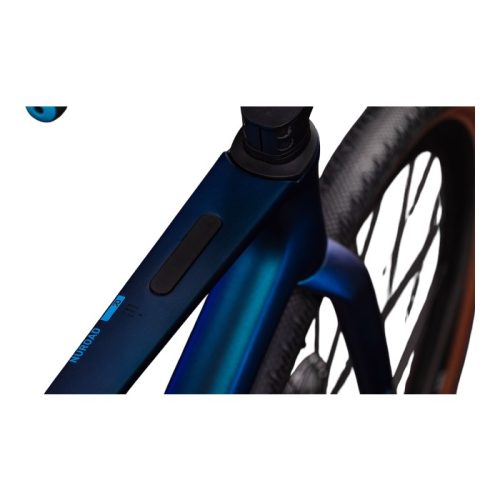 Detalj av Cube Nuroad Race C.62 gravelcykelns framgaffel och ram, mörkblå färg.