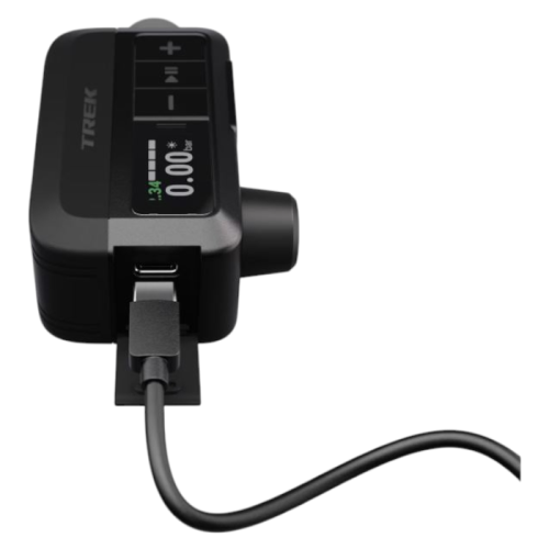 Svart Trek Air Rush elektrisk pump med USB-sladd, sedd i vinkel.