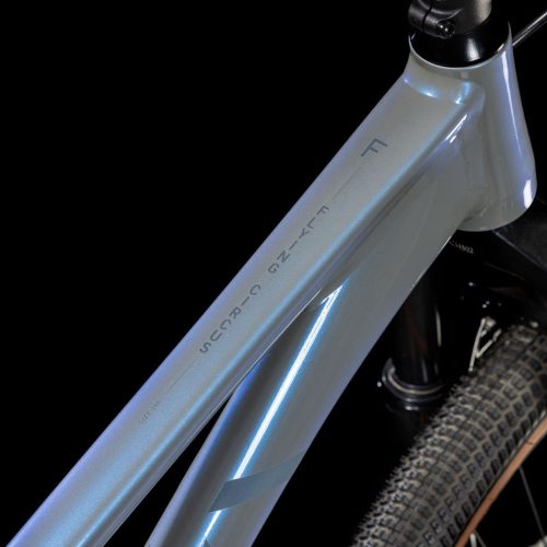 Närbild av Cube Flying Circus 240 barncykel i grått med detaljer.