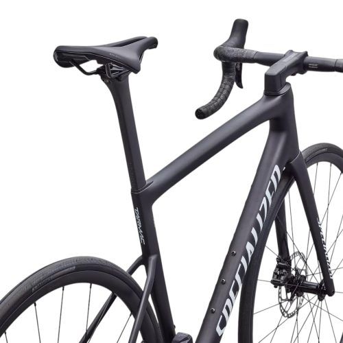 Svart Racer Specialized Tarmac SL8 Comp 105 Di2 tävlingscykel, avancerad och snabb.