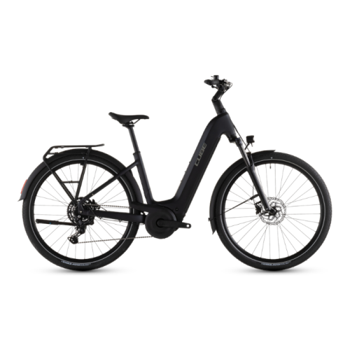 Svart elcykel Cube Touring Hybrid ONE 600 med pakethållare och stänkskärmar.
