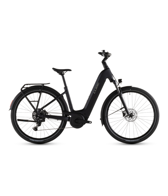 111102 Svart elcykel Cube Touring Hybrid ONE 600 med pakethållare och stänkskärmar.