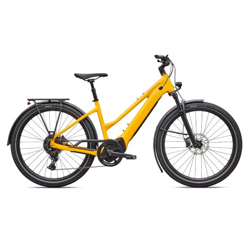 Gul Specialized Turbo Vado 4.0 LGH elcykel med pakethållare och stänkskärmar.