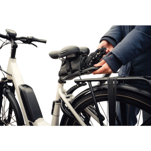 Cykel med AXA ULC 130 Plug-in chain, väska och hand som håller kedjan.
