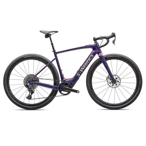 Ljust belyst Specialized S-Works Turbo Creo SL 2 Carbon el-gravelcykel med 1x12-växlar. Cykeln har en distinkt lila och blå lackering med vita S-Works logotyper.