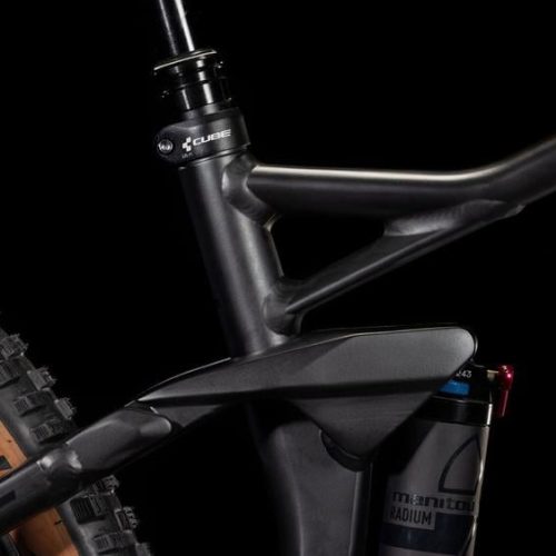 Detalj av Cube Stereo ONE22 Pro 29 mountainbike, med dämpare och däck.