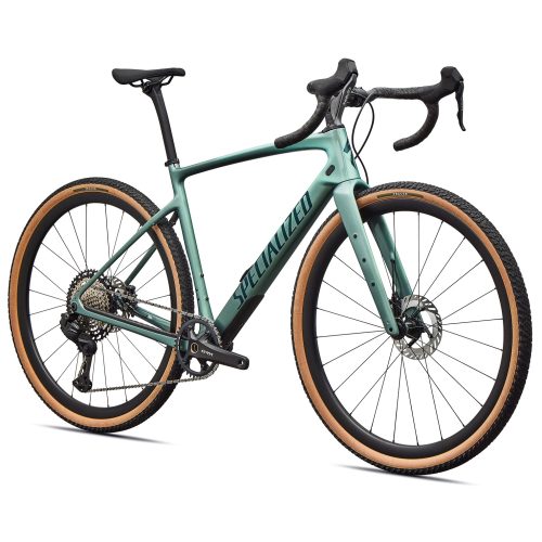 En vacker mintgrön Gravel Specialized Diverge Expert-cykel framhävs av starkt ljus. Detaljer som däckmönster och växlar framträder tydligt, skapande en inbjudande atmosfär för äventyr.