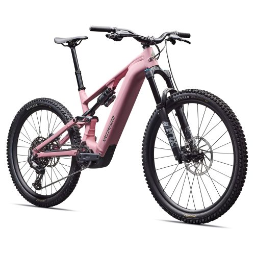 Rosa Specialized Turbo Levo 4 el-mountainbike med svarta däck, framdämpare och sadel. Studioljus framhäver detaljerna, och cykelns moderna design för terrängkörning.