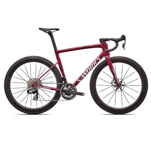 Den röda Specialized S-Works SL8 tävlingscykeln avbildas i studioljus