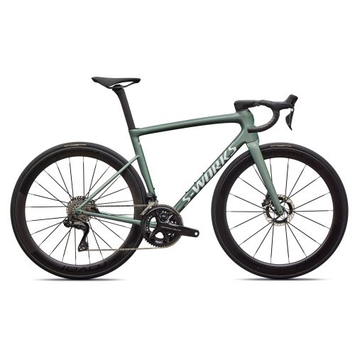 Högkvalitativ bild av en grön Specialized Sworks SL8 Dura Ace racer med mörka kolfiberhjul och en stilren design
