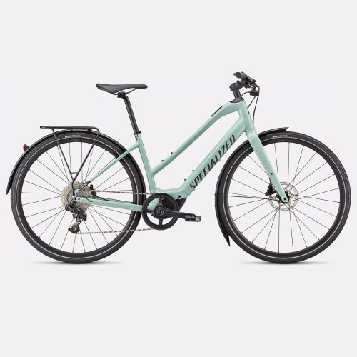 En ljusblå elcykel av märket Specialized Turbo Vado SL 4.0 ST med genomgående ram, pakethållare, skärmar, platt styre och svarta däck visas mot en vit bakgrund.