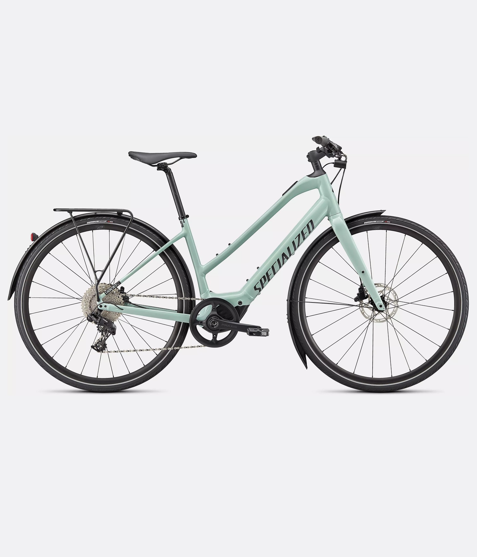 VADO-SL-40-ST-EQ-WHTSGE-BLKREFL En ljusblå elcykel av märket Specialized Turbo Vado SL 4.0 ST med genomgående ram, pakethållare, skärmar, platt styre och svarta däck visas mot en vit bakgrund.