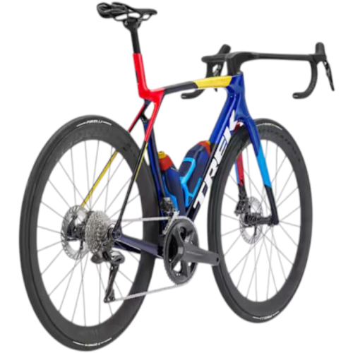 Trek Madone SLR 7 Gen 8 tävlingscykeln i detaljrik vy, fångad under skarpt ljus som framhäver dess aerodynamiska design och livfulla blå, röda och gula färgpalett.