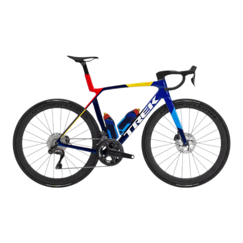 Blå Trek Madone SLR 7 Gen 8 tävlingscykel i profil. Detaljerad återgivning med skarpa linjer och professionell belysning, framhäver cykelns eleganta design och komponenter.
