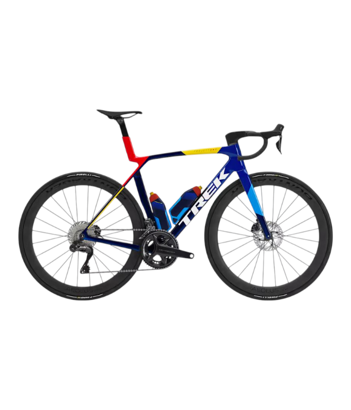 madone-slr7-lidl Blå Trek Madone SLR 7 Gen 8 tävlingscykel i profil. Detaljerad återgivning med skarpa linjer och professionell belysning, framhäver cykelns eleganta design och komponenter.