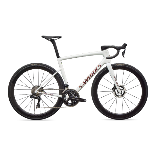 En vit och svart Racer Specialized S-Works Tarmac SL8, Dura Ace 2x12s landsvägscykel med droppstyre, skivbromsar och djupt profilerade hjul visas i sidoprofil mot en vit bakgrund.