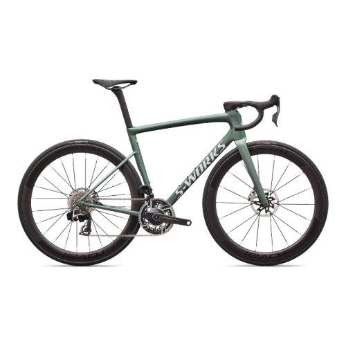 En grön Specialized S-Works SL8 tävlingscykel med kolfiberram avbildad i detalj, under optimal belysning. Visar cykelns högkvalitativa komponenter och aerodynamiska design.