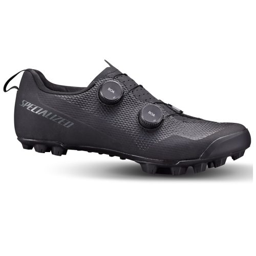 Svarta Specialized Recon 3.0 MTB/gravel-skor visas i profil mot en vit bakgrund. Detaljer som BOA-spännen och Specialized-logotypen framhävs med skuggor som ger en atmosfär av hög kvalitet.
