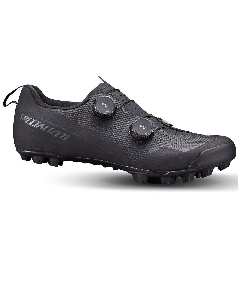 24-RECON-30-Black Svarta Specialized Recon 3.0 MTB/gravel-skor visas i profil mot en vit bakgrund. Detaljer som BOA-spännen och Specialized-logotypen framhävs med skuggor som ger en atmosfär av hög kvalitet.