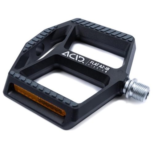 Närbild av en svart Acid Flat A2-IB hybridpedal för cykel. Den har en platt plattform med orange reflex och texten "ACID Flat A2-IB Hybrid" tryckt på sidan.