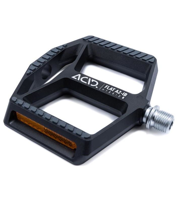 Flat-A2-IB Närbild av en svart Acid Flat A2-IB hybridpedal för cykel. Den har en platt plattform med orange reflex och texten "ACID Flat A2-IB Hybrid" tryckt på sidan.