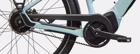 Cykel med remdrift illustrerar "Kedjedrift vs. remdrift – vad ska du välja?"-diskussionen. Starkt ljus framhäver den rena, tysta och underhållsfria lösningen jämfört med traditionell kedja, vilket syns tydligt på det tekniska utförandet.