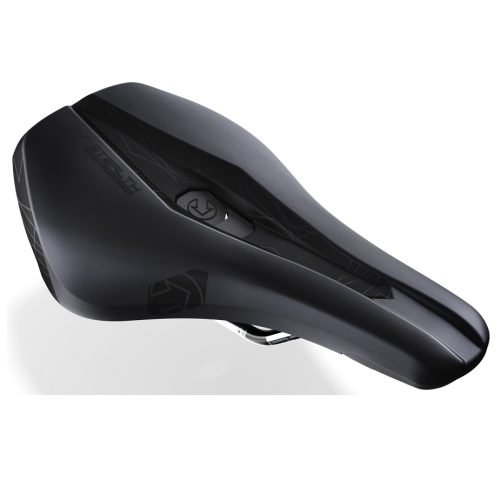 En svart Sadel Pro Stealth Offroad Performance 142/152 mm sadel med en elegant, kantig design, subtila geometriska mönster, ett centralt spår och metallskenor på undersidan för montering.