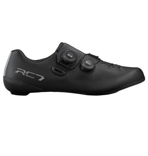 Svarta Shimano SH-RC703 landsvägsskor i profil. Skorna har dubbla BOA-spännen för optimal passform