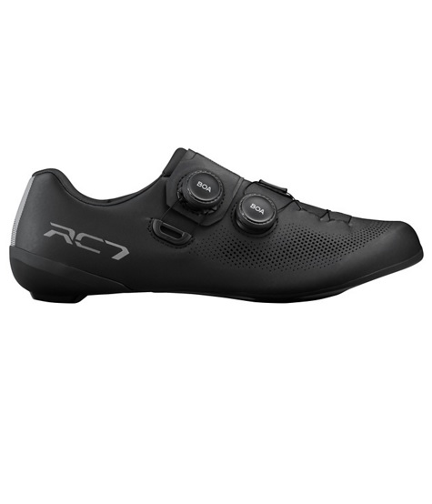 SH-RC703-shimano-svart-sida Svarta Shimano SH-RC703 landsvägsskor i profil. Skorna har dubbla BOA-spännen för optimal passform