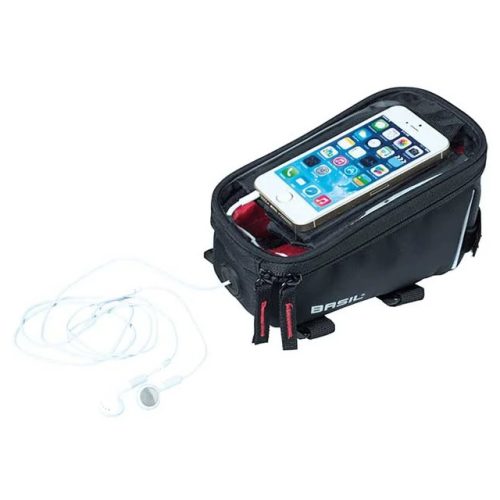 Ramväska Basil Sport Design ramväska 1 liter är en svart cykelstyrväska med en transparent telefonficka på ovansidan, som visar en smartphone och anslutna vita hörlurar. Varumärket "Basil" finns på sidan.