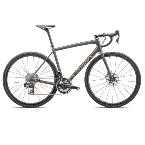 En mattgrå Racer S-Works Aethos Sram Red AXS, 2x12s landsvägscykel med droppstyre, tunna däck och skivbromsar, visad i sidoprofil mot en vit bakgrund.