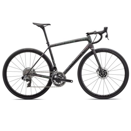 En Racer S-Works Aethos Sram Red AXS, 2x12s svart landsvägscykel med droppstyre, skivbromsar, tunna däck och en lätt svart ram visas i profil mot en vit bakgrund.