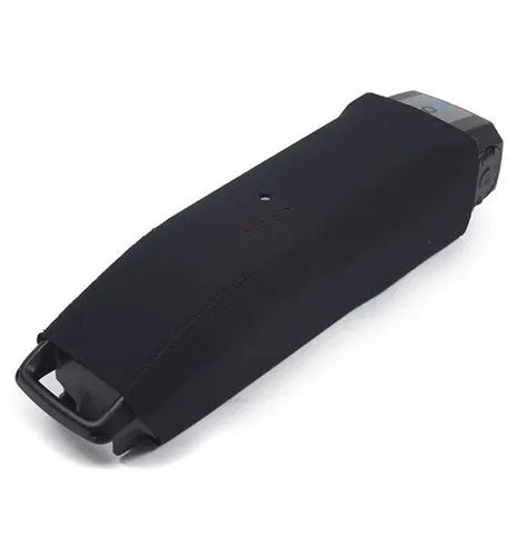 Batteriskydd Akku Cover för Yamaha e-Bike ram-batteri är ett svart skyddsöverdrag i neopren med ett handtag i ena änden och en öppning för batteriets LED-indikator på ovansidan.