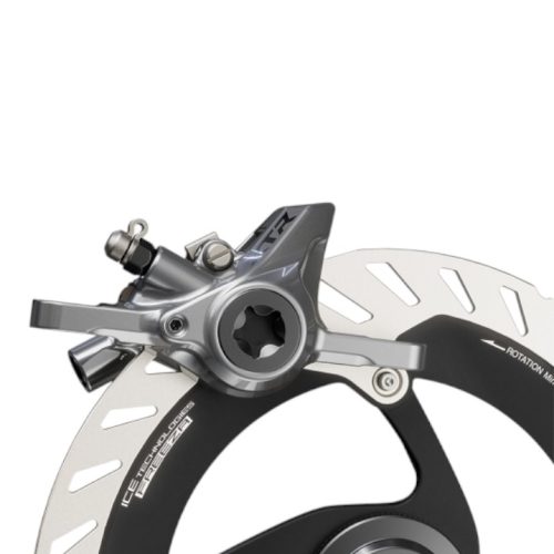 Närbild av skivbromsok Shimano XTR BR-M9200 Fram/Bak skivbromsok och rotor, med detaljerade komponenter och monteringsbultar mot en vit bakgrund.
