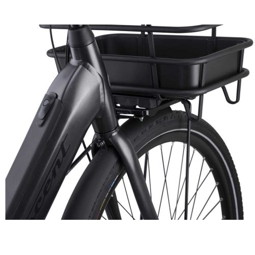 Närbild på Crescent El-cykel Elody 30 5-växlad i matt svart, som framhäver framhjulet, däcket, ramdelen och en rektangulär svart lastkorg monterad ovanför hjulet.