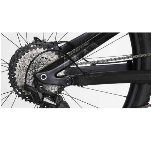 Närbild av Kedjestags skydd Lapierre XR på en svart cykel, med fokus på bakväxel, kassett, kedja, växlar och cykelram mot en vit bakgrund.
