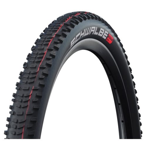 En närbild av MTB-däcket Schwalbe Racing Ralph TLE 27,5 x 2,25" Svart visar dess svarta slitbana med små knoppar och en röd rand på sidoväggen mot en vit bakgrund. Varumärket "Schwalbe" framträder tydligt på däcket.