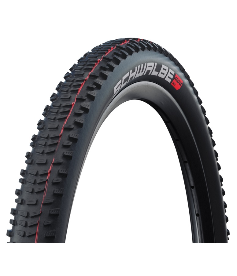 Racing-ralph-speed-Evo En närbild av MTB-däcket Schwalbe Racing Ralph TLE 27,5 x 2,25" Svart visar dess svarta slitbana med små knoppar och en röd rand på sidoväggen mot en vit bakgrund. Varumärket "Schwalbe" framträder tydligt på däcket.