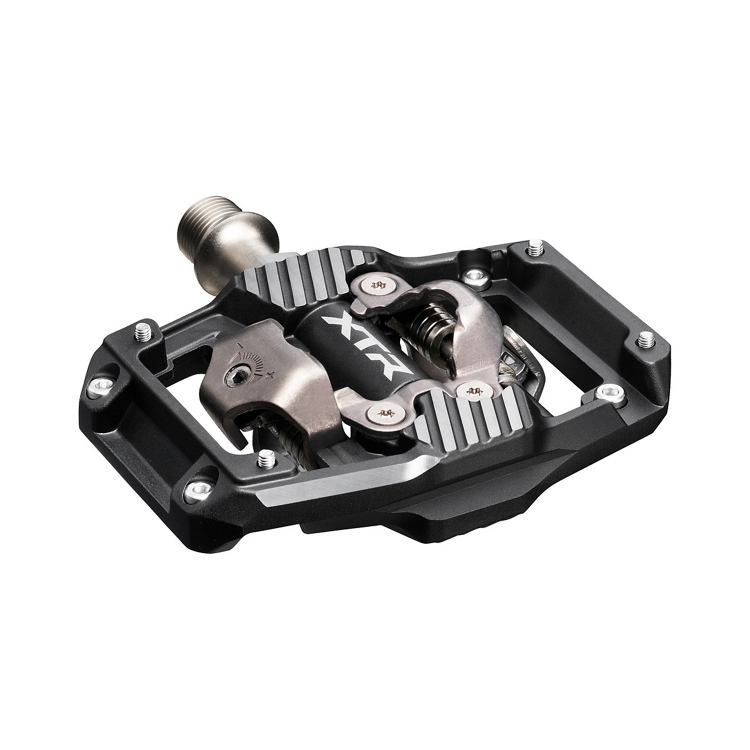 SPD-XTR-Enduro-M9220 En svart och silverfärgad pedal Shimano XTR PD-M9220 Enduro SPD har en klickmekanism och metallplattform, utformad för att användas med kompatibla cykelskor.