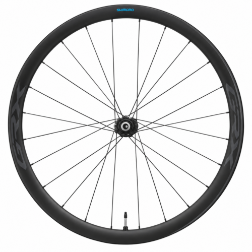 Ett Shimano WH-RX870-hjul, utformat för att användas som antingen fram- eller bakhjul, visas stående och sett från sidan mot en vit bakgrund. Det svarta hjulet har tunna ekrar, och det blå Shimano-logotypen syns längst upp på fälgen.