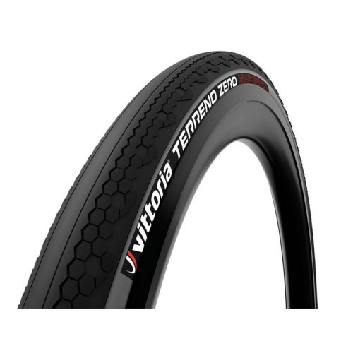 Närbild av cykeldäcket Graveldäck Vittoria Terreno Zero, Svart - 40-622 mm, som framhäver slitbanemönstret och det vita varumärket på den svarta sidoväggen.